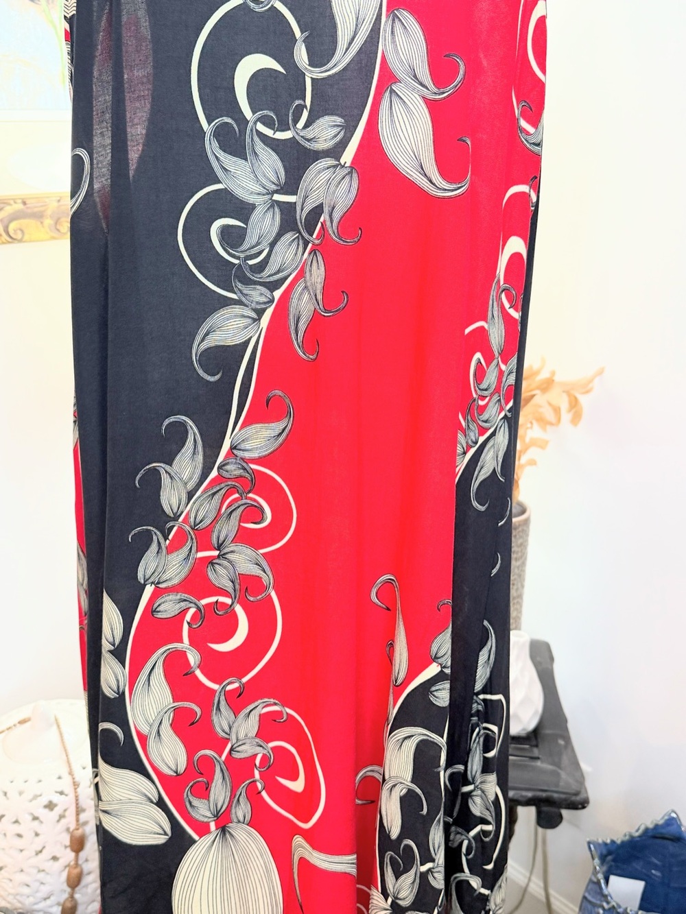 NWT Women’s Maxi Dress M/L Red Black Sleeveless Boho Resort Cruise Art Print - Picture 3 of 10